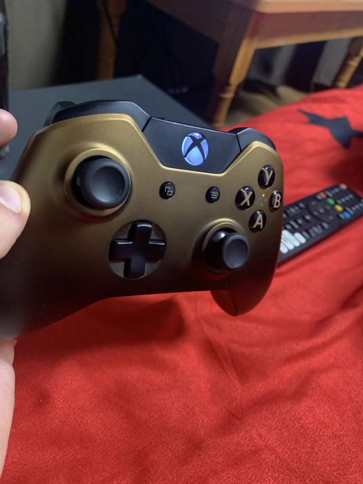 Vand Xbox One 1Tb cu 2 jocuri si un controller