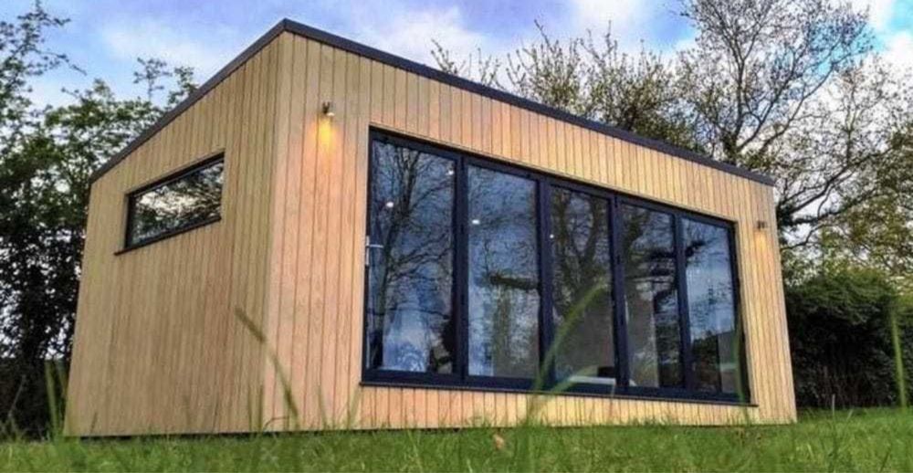 Vand case din lemn si pe structura metalica