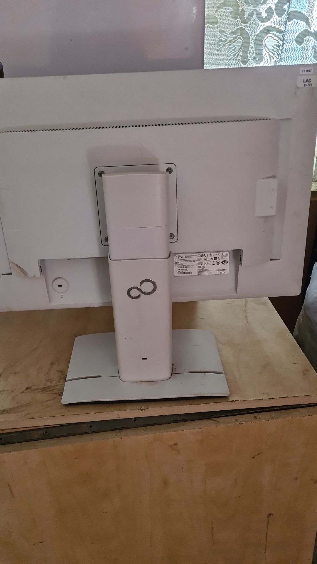 Monitor fujitsu 24 inci