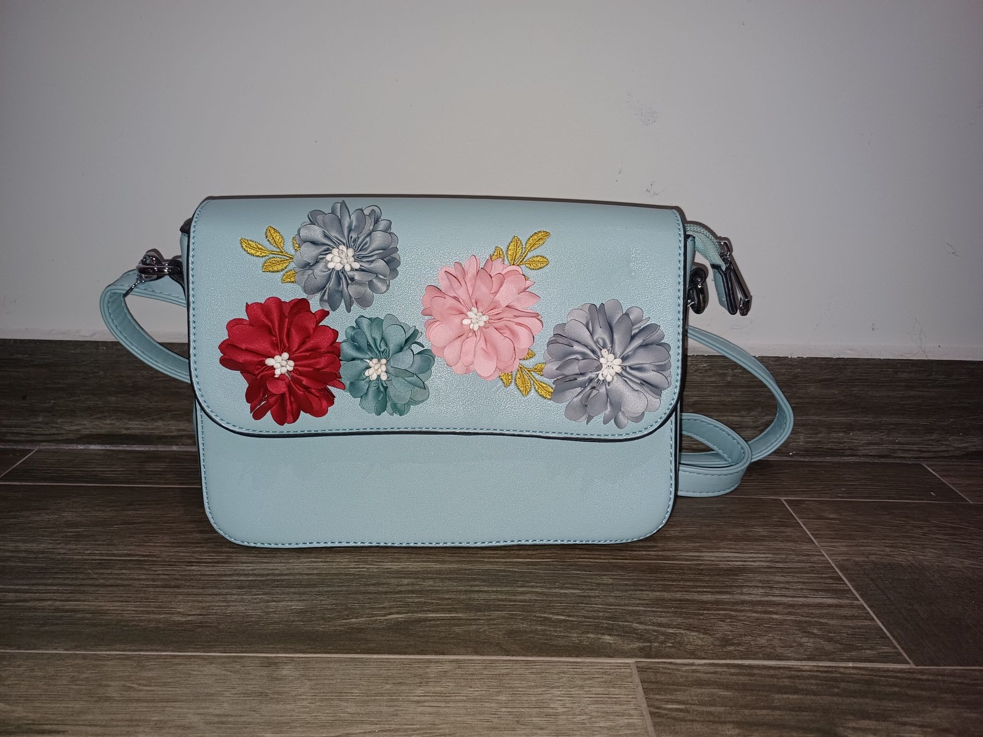 Малка синя чанта с цветя