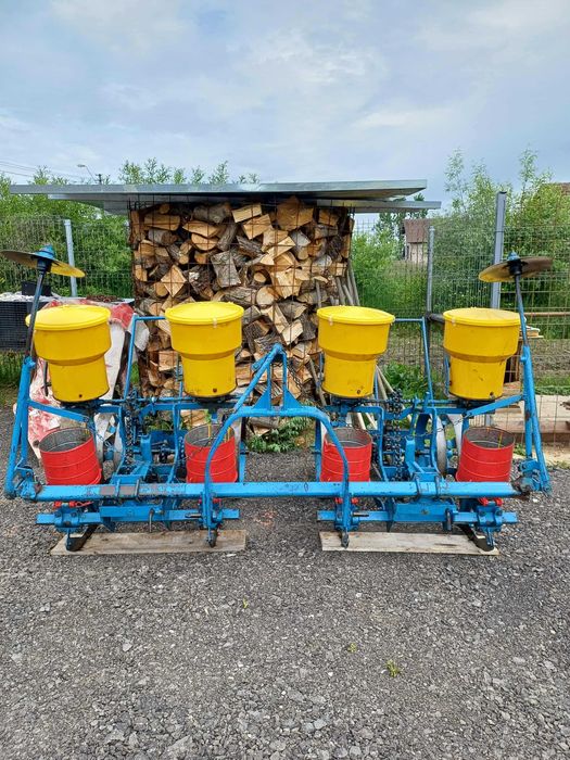 semanatoare de porumb pe 4 randuri mecanica cu fertilizare