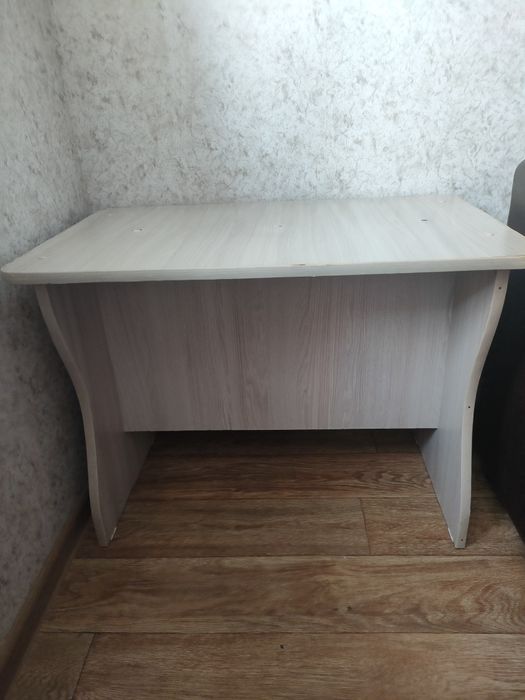 Продам детский  стол