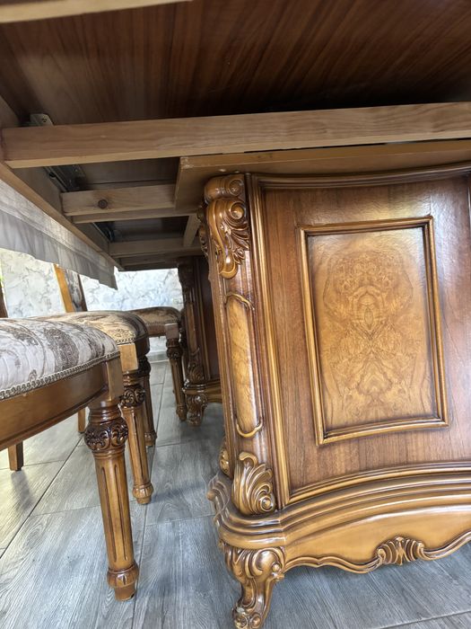 Masă din lemn masiv extensibilă + 8 scaune, stare excelentă