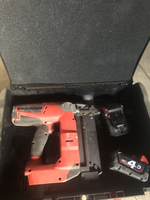 Pistol cuie Milwaukee cu 2 baterii