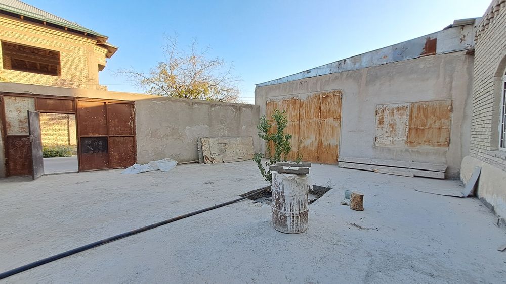 Bino sotiladi  shaxar markazida.Бино сотилади шахар марказида.