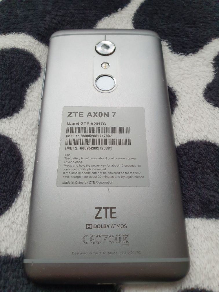 Vand telefon ZTE AXON 7