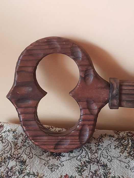 Старинна дървена закачалка