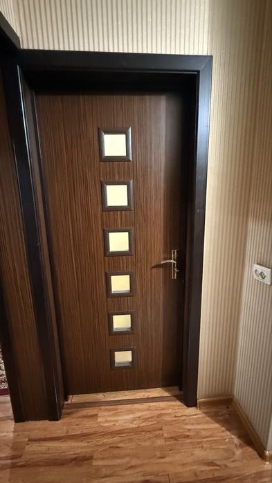 Между комнатные дверь