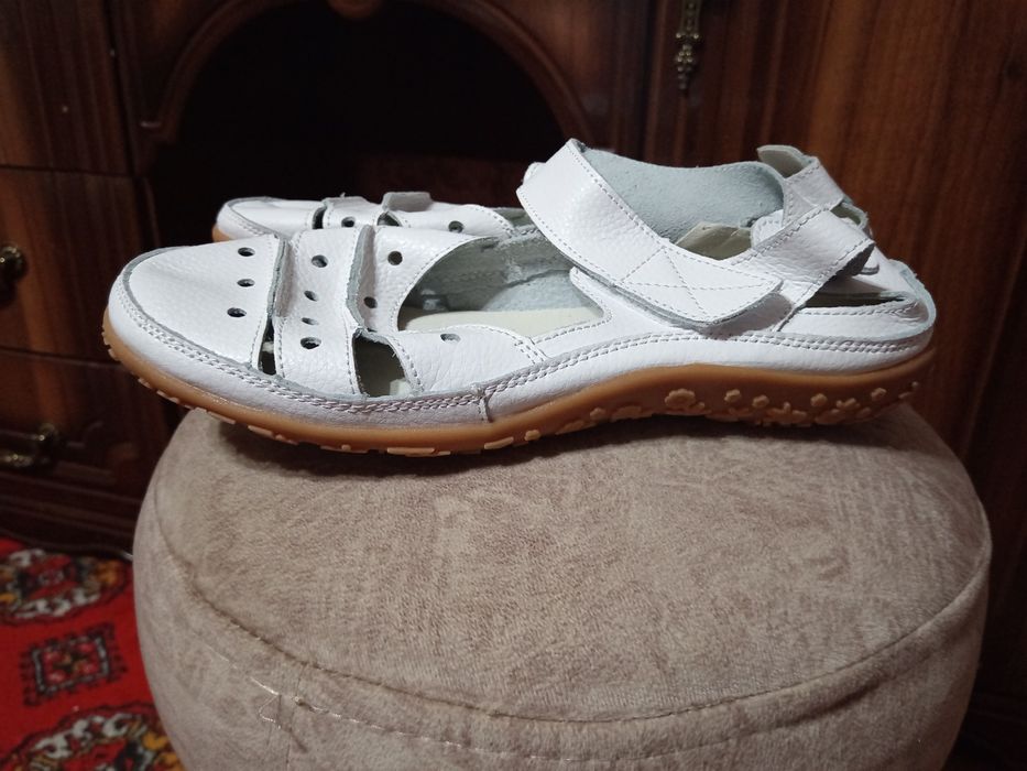 Аёллар сандали сотилади