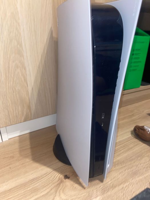 PlayStation 5. Използван. 3 игри на диск. 2 контролера.