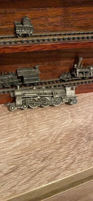 Locomotive din metal cu panou de expunere și șine metalice