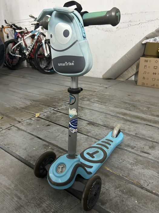 Trotineta cu scaun SmarTrike T1 albastru cu luminite si gentuta