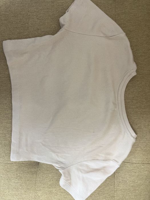 Къса бежова тениска