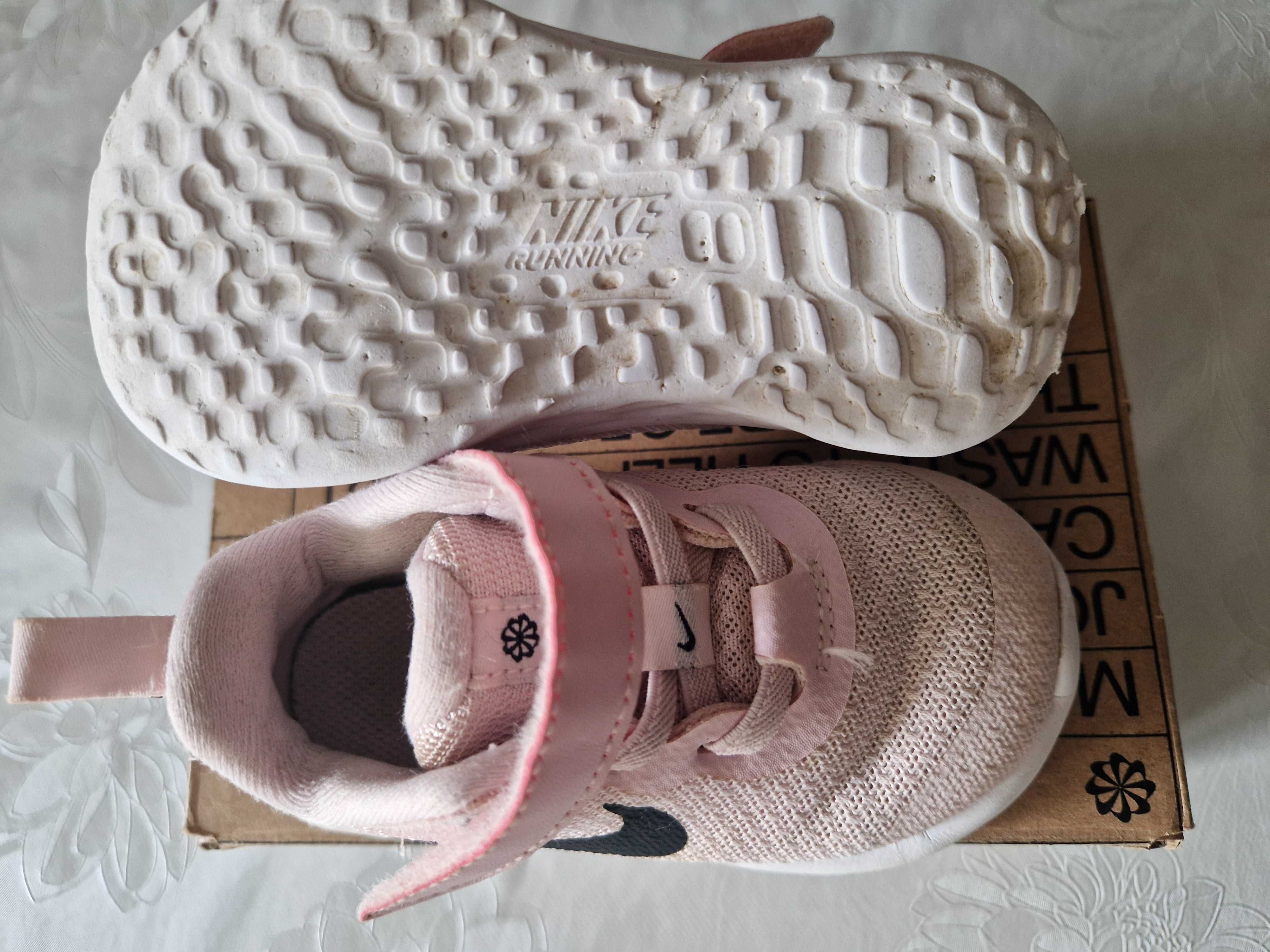 Оригинални летни маратонки Nike за момиче номер 21.Запазени, с кутия.