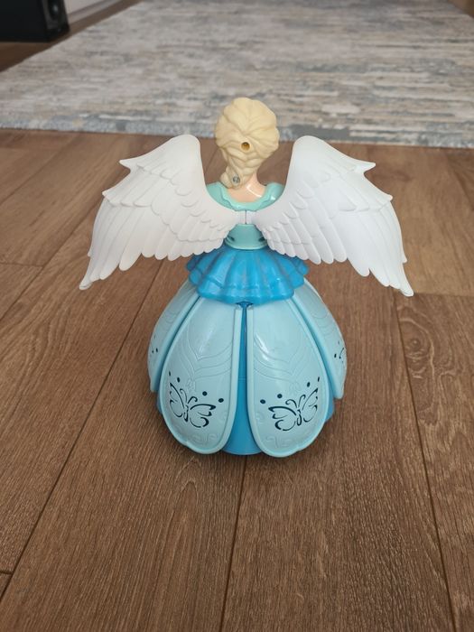 Пееща и танцуваща Елза от Замръзналото кралство