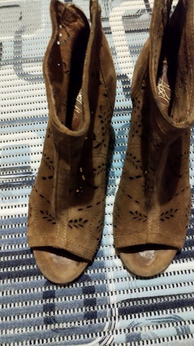 Sandale tip botina, decupate la varf, mărimea 37
