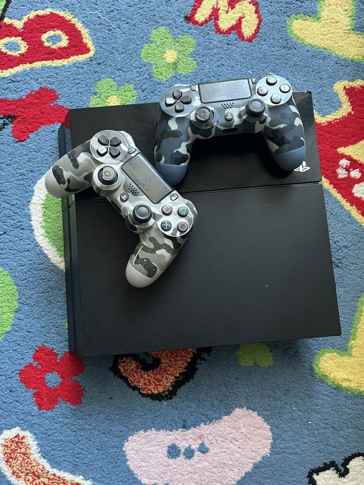 Продаю PS4  512 ГБ + 3 игры — Отличное состояние!