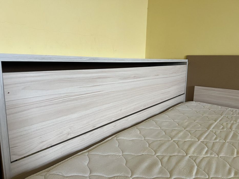 Спалня с матрак и нощни шкафчета плюс матрак