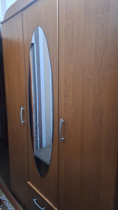 Продам шкаф трехстворчатый.