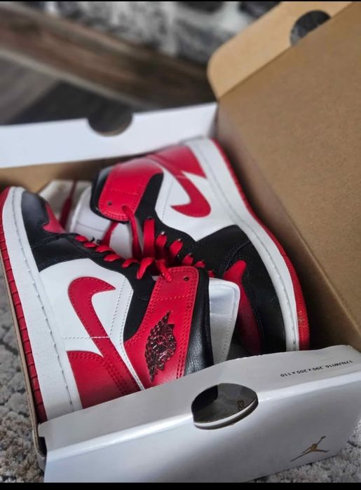Vând jordan 1 mid