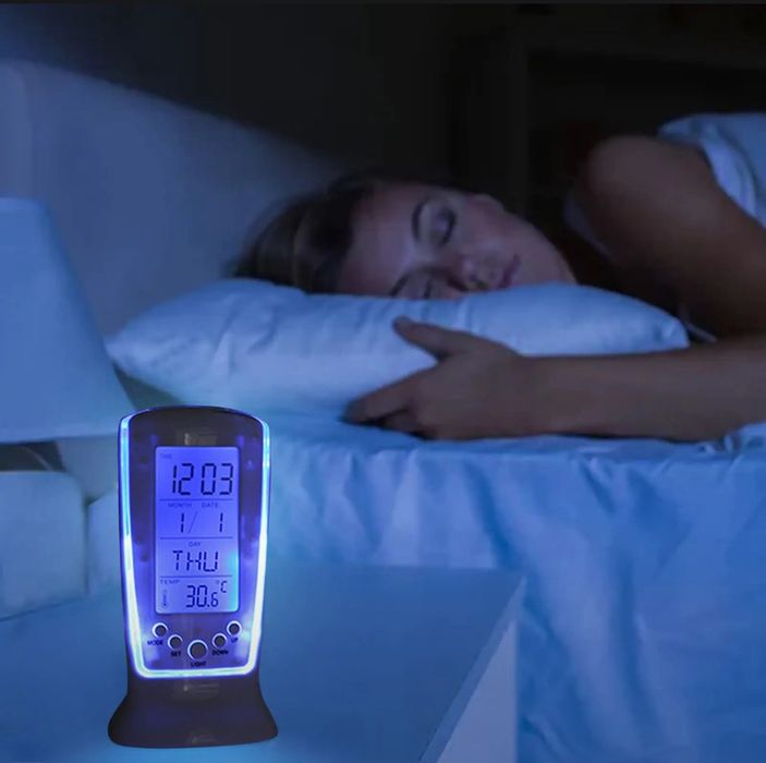 Цифровой будильник с синей задней планкой