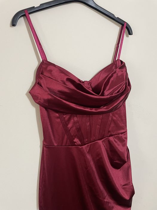 Rochie lungă satinată, cu corset și decupaj pe picior