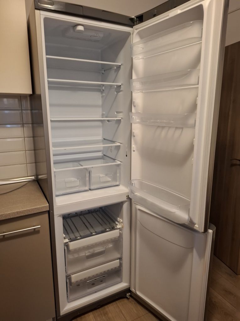 Vand combina frigorifica Indesit