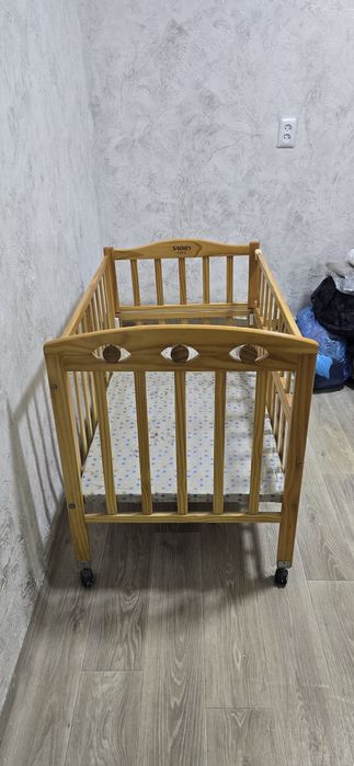 Детская кроватка с матрацем.