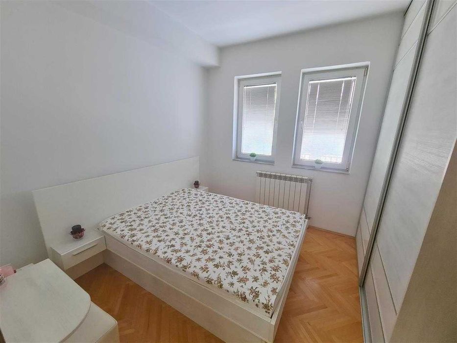 Дава се под наем Тристаен апартамент в Бургас, Център - 80 кв.м за 280.5 € - Снимка #2