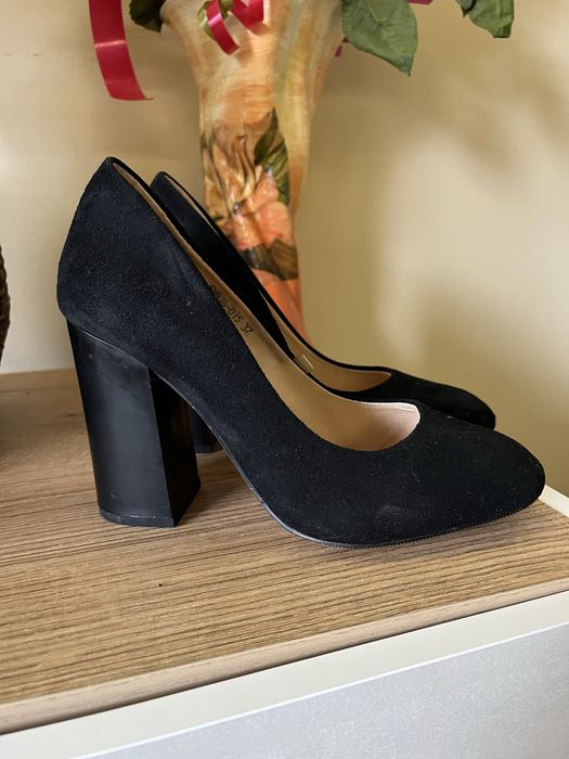 Елегантни велурени дамски обувки