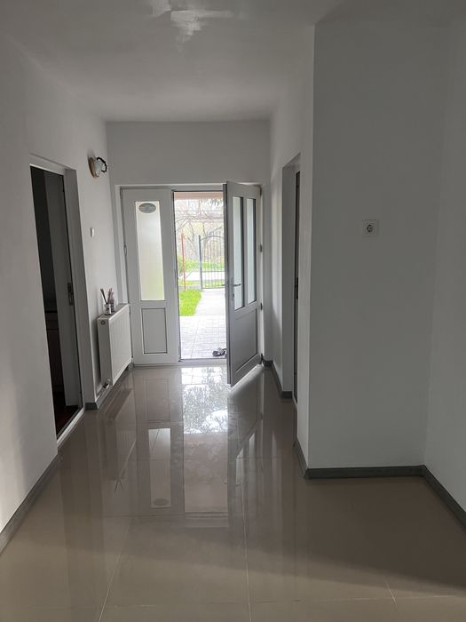 Casă 3 camere +curte 500 mp de închiriat