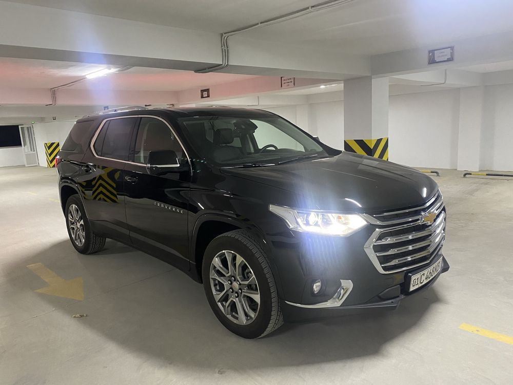 Черный Traverse 2020