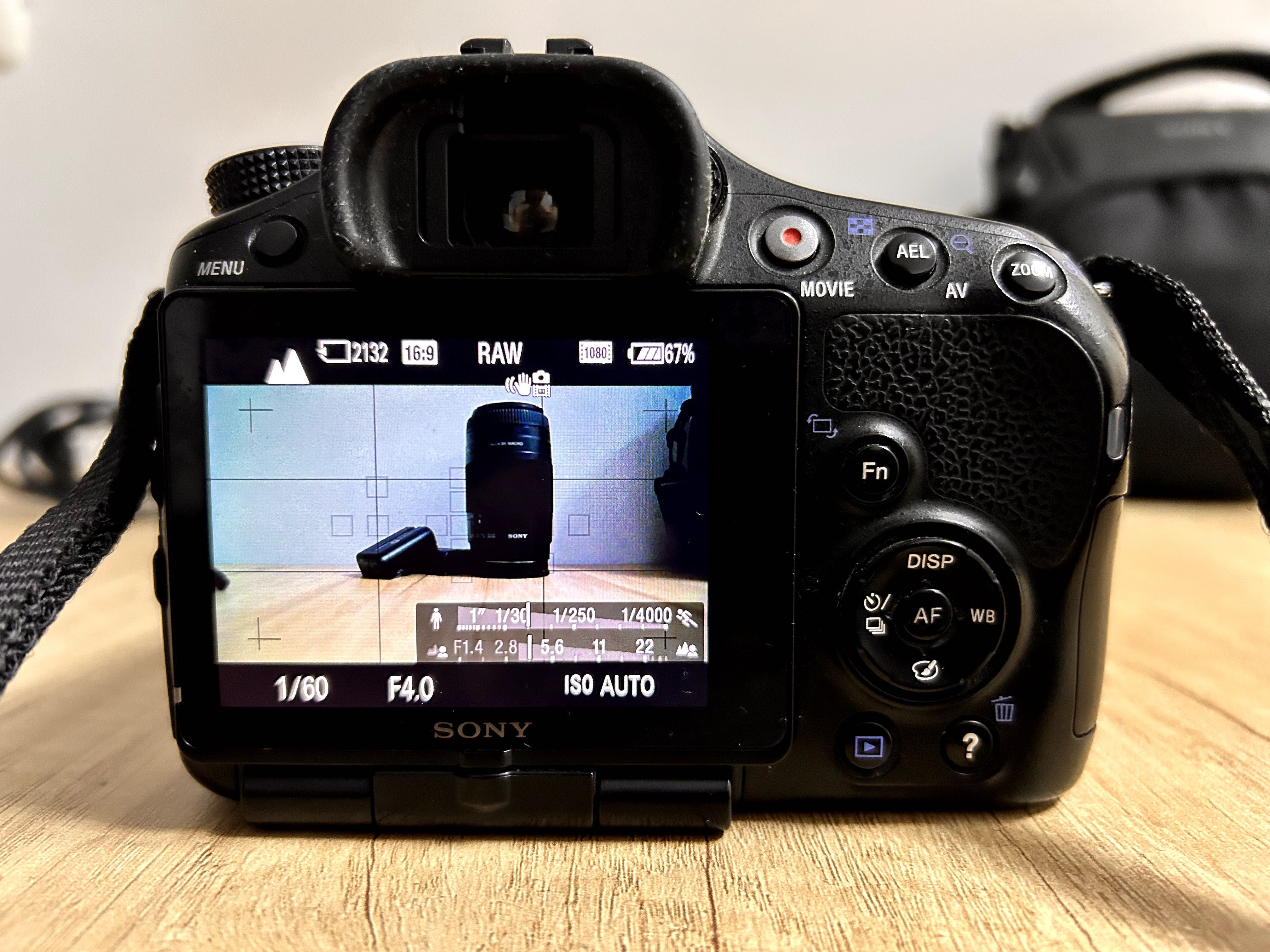 Sony A57 (kit - DSLR)