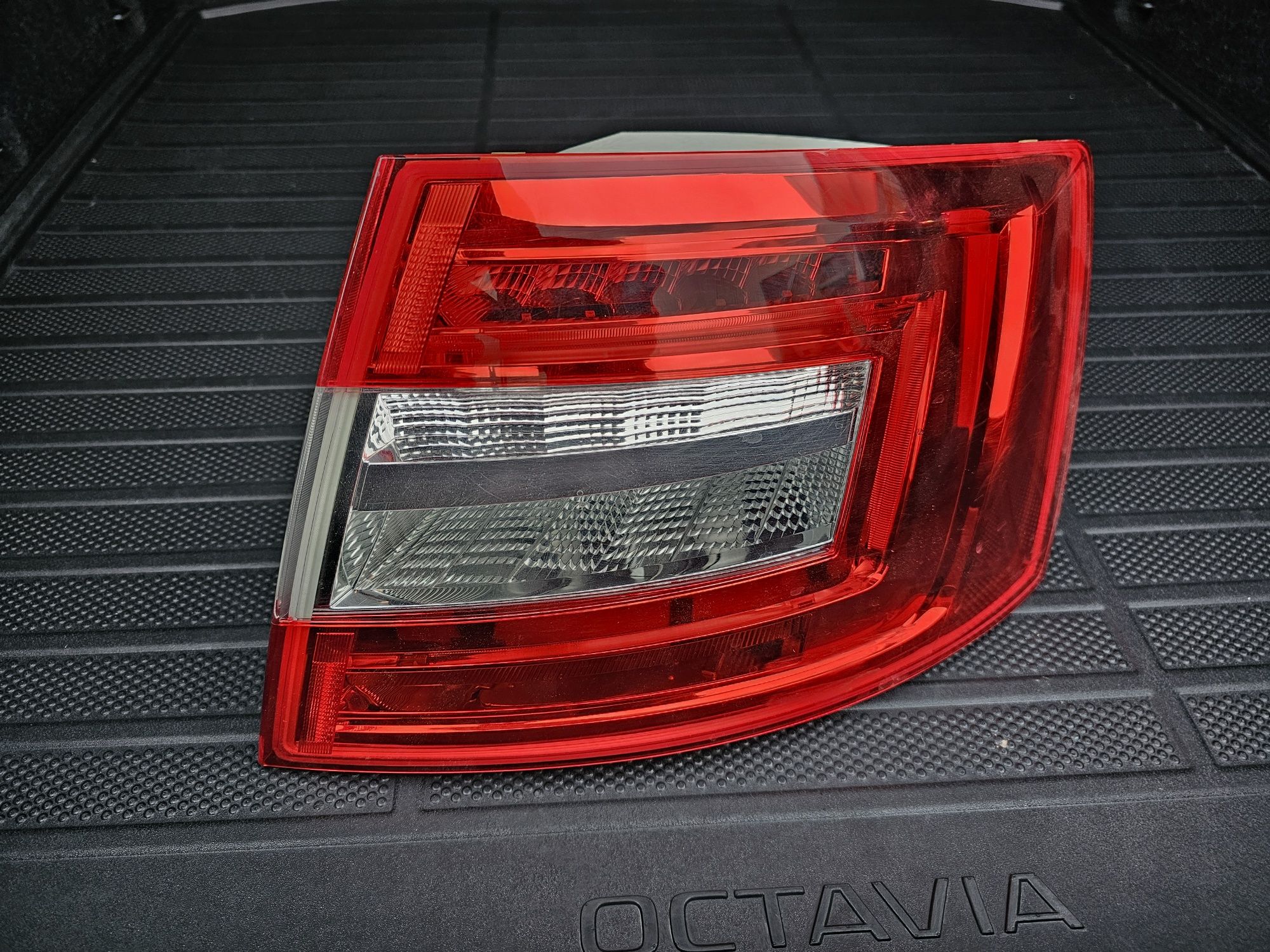 Tripla dreapta Skoda Octavia 3, cu LED