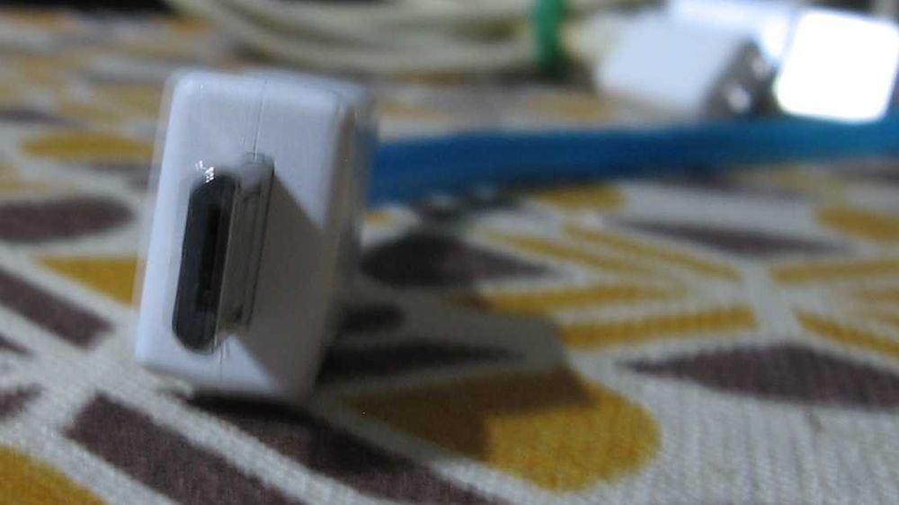 Два броя микро USB кабели за зарядно за телефон