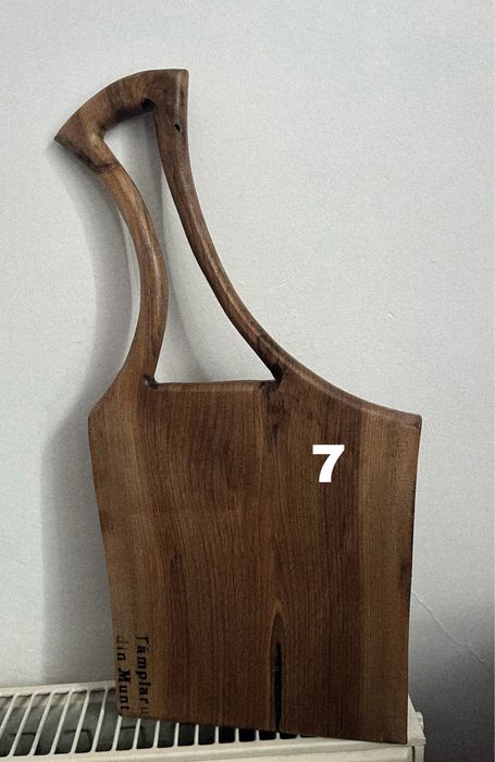 Blat de lemn unicat, din lemn masiv.