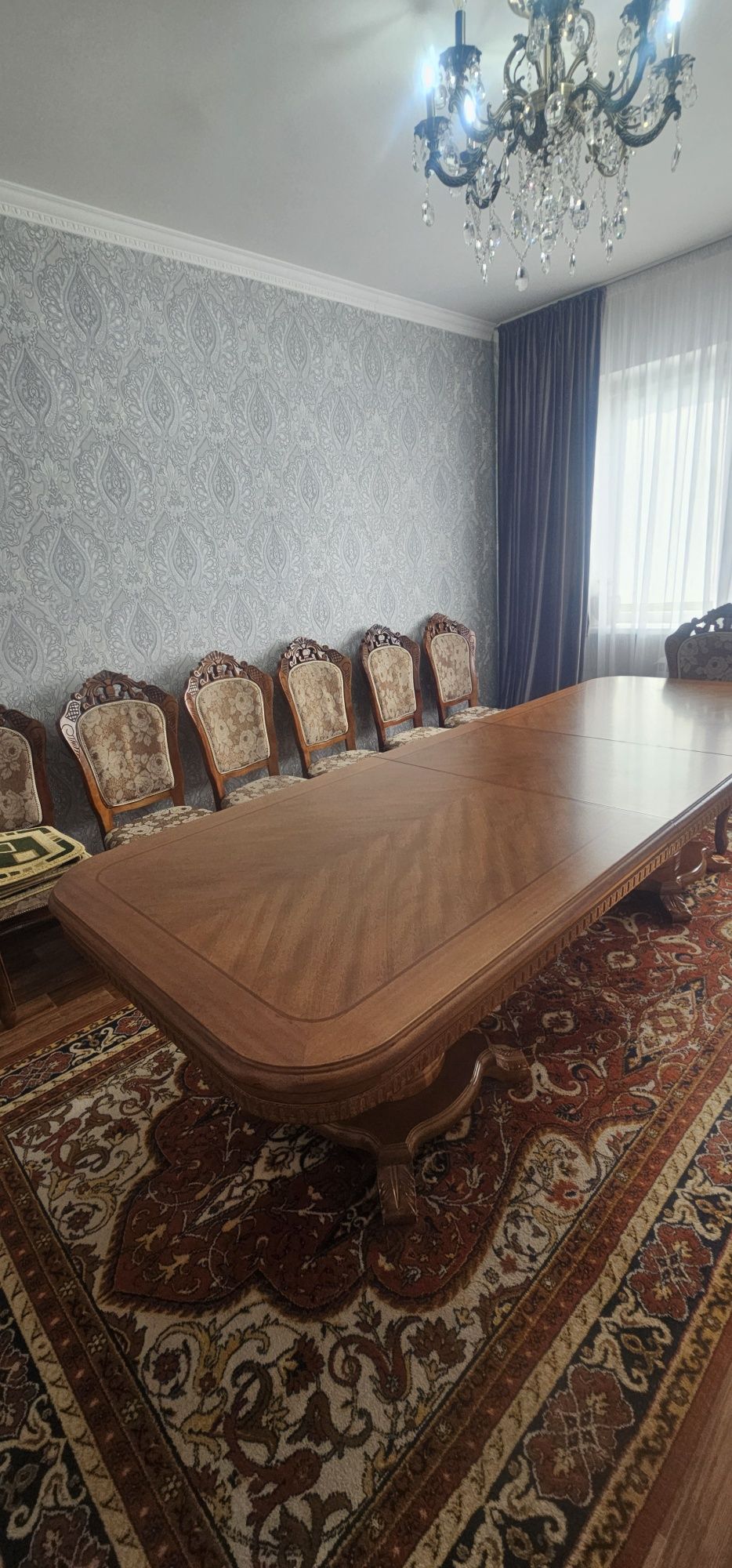 Гостиной стол и стулья