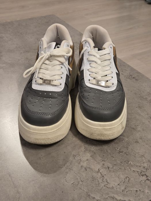 Adidasi Nike 39 gri cu crem, purtati o data, platforma