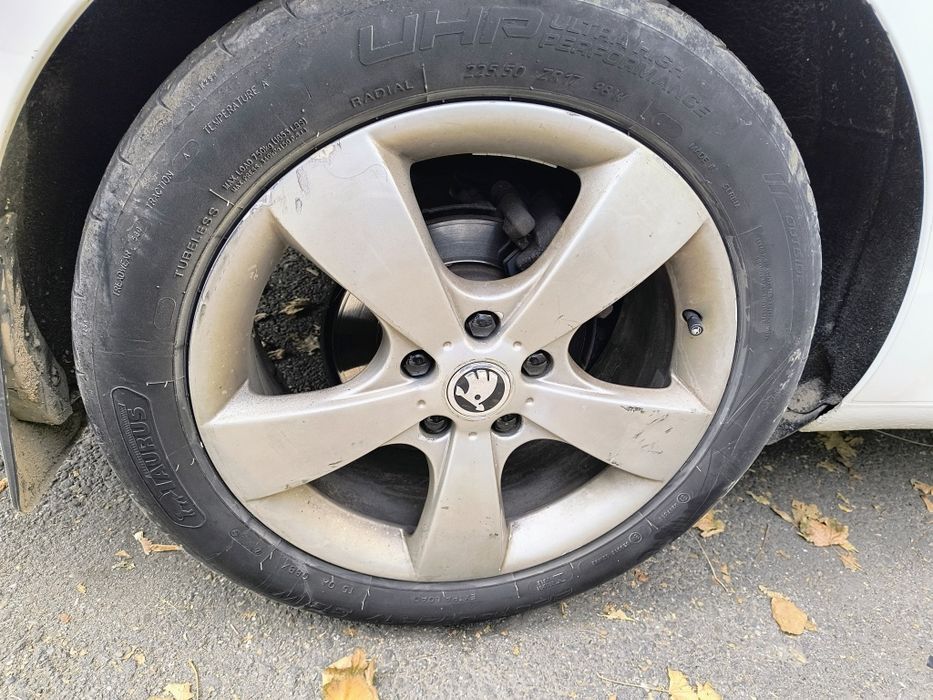 Vând/schimb  jante r17  anvelope vara fața 205/55/17  .   Spat
