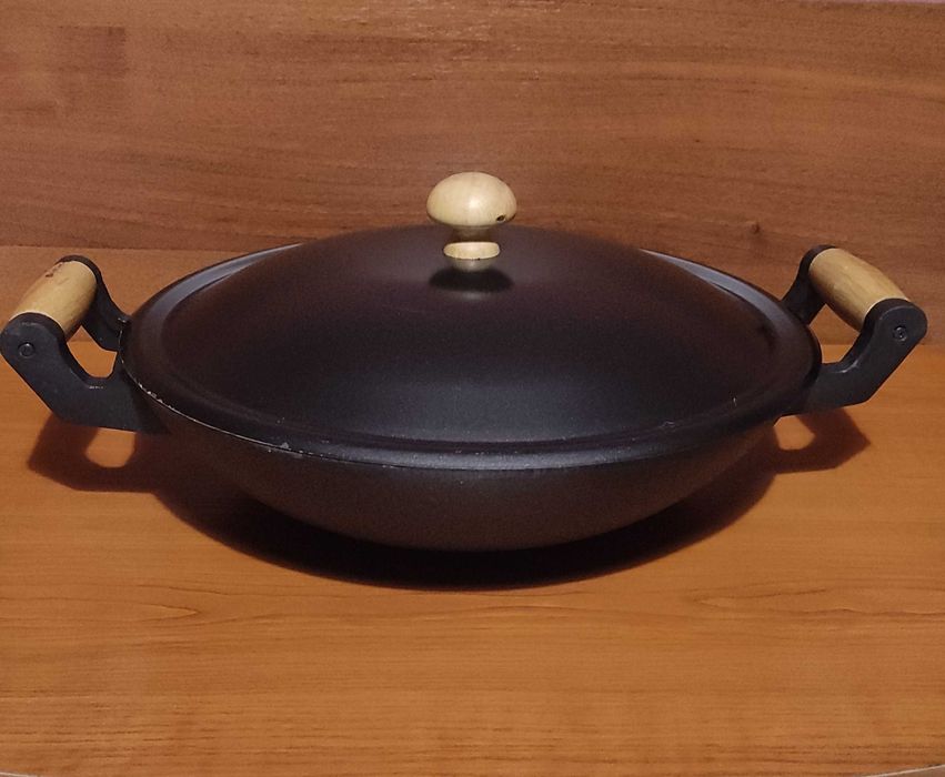 Много голям и масивен дълбок чугунен тиган
