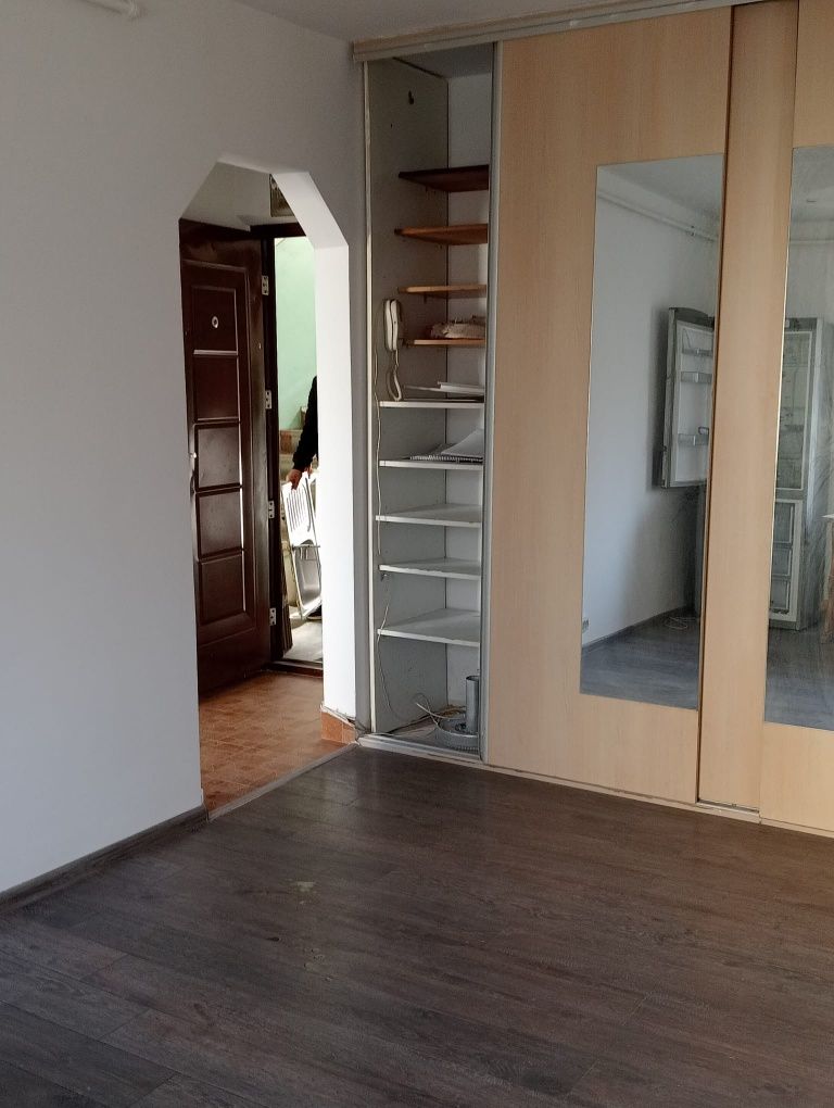 Apartament 3 camere - 2 bãi  zona Giurgiului Luica