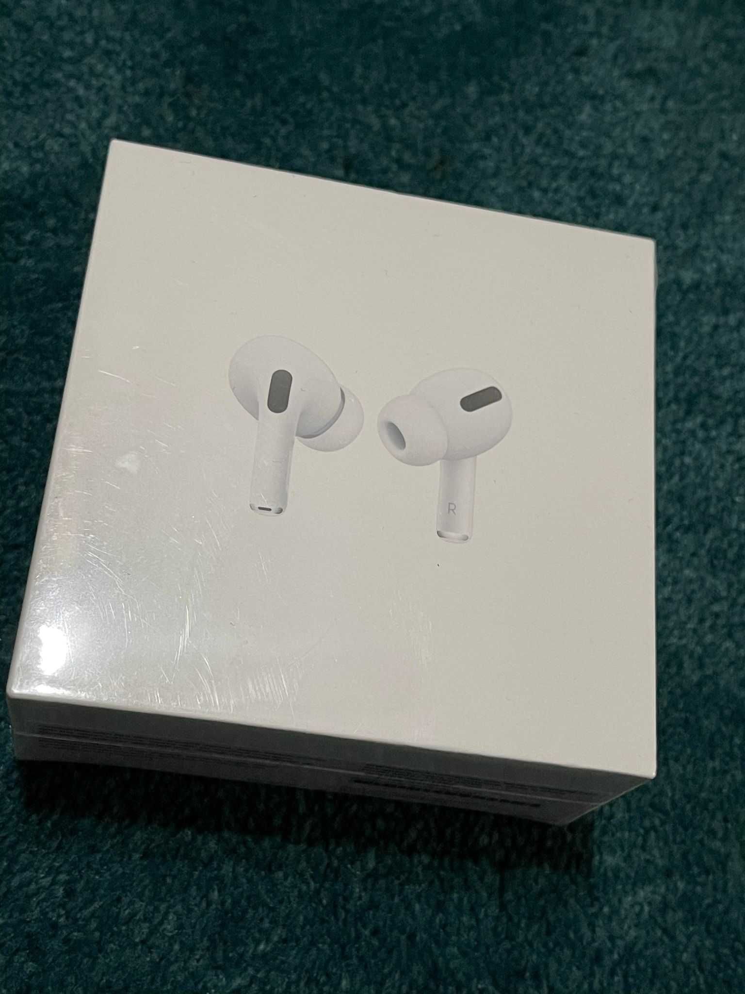 Слушалки Apple AirPods Pro with Wireless Charging Case