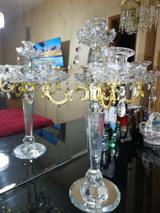 Изящный хрустальный канделябр на пять свечей.
