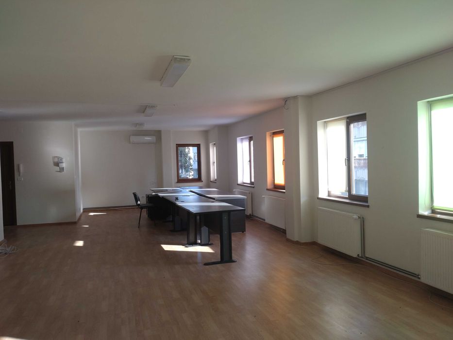 Inchiriez/vand spatiu ultracentral