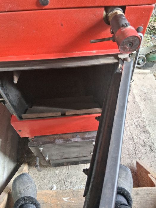 Centrala pe lemne si bricheti,preț negociabil