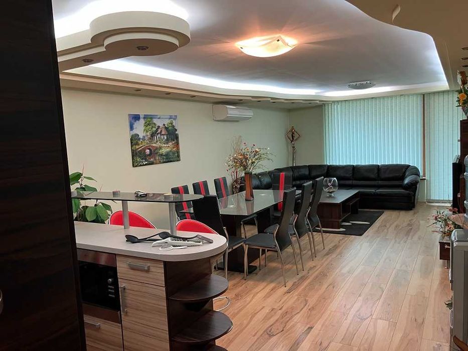 Продавам обзаведен тристаен апартамент