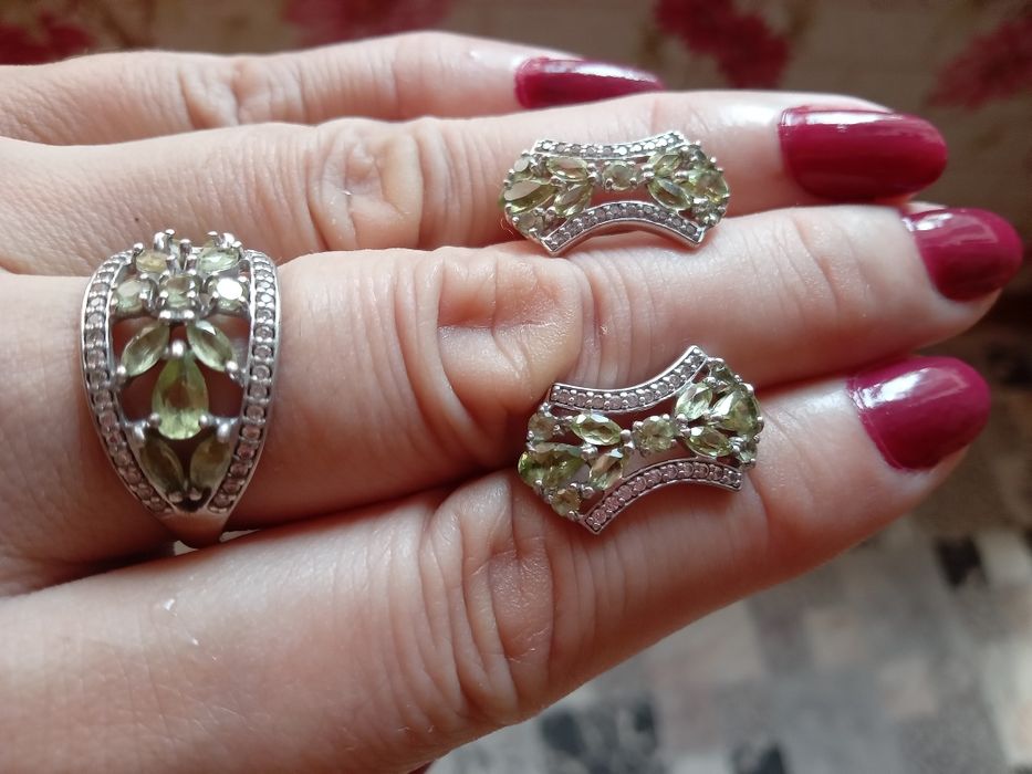 Гарнитур с хризолитом из серебра