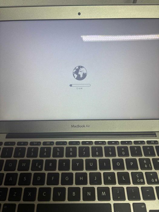 Macbook Air model A1370 i5 - 1.6Gb complet, probabil SSD defect