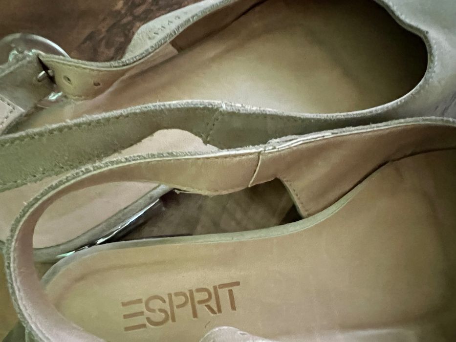 EspritБежови сандали-40 р-обувани веднъж -няма никакви забележки велур
