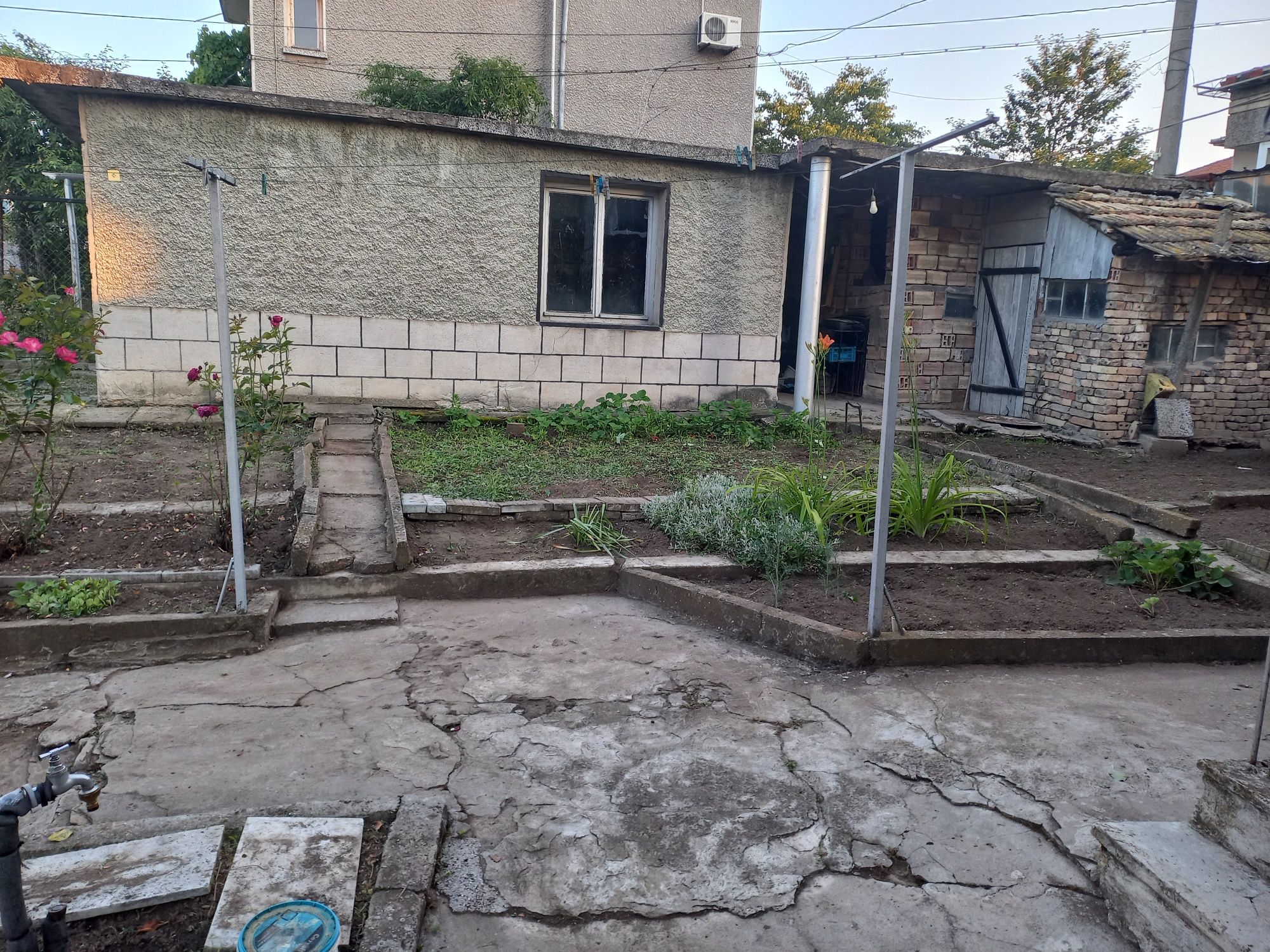 Двуетажна къща с гараж